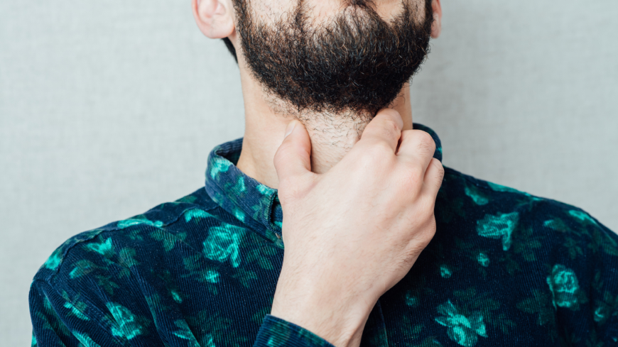 Vondt i halsen er et symptom på halsbetennelse som gir deg smerter i halsen og dessuten gjør det vanskelig å svelge på grunn av smertene og hevelsen i halsen. Foto: Shutterstock